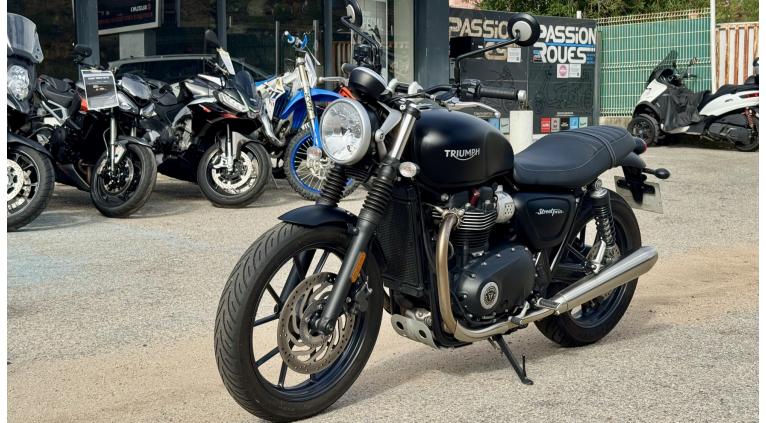 TRIUMPH STREET TWIN  900